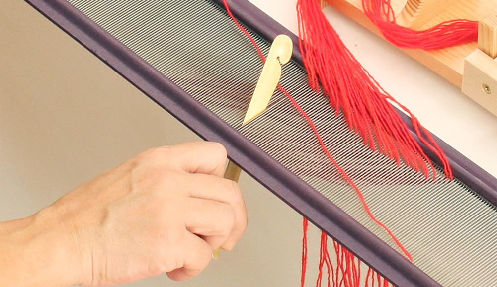 筬通し板…くぼみ部分でタテ糸を押し込み筬に通します。フック部分で下から引っ掛け、引っ張り下ろす方法もあります。